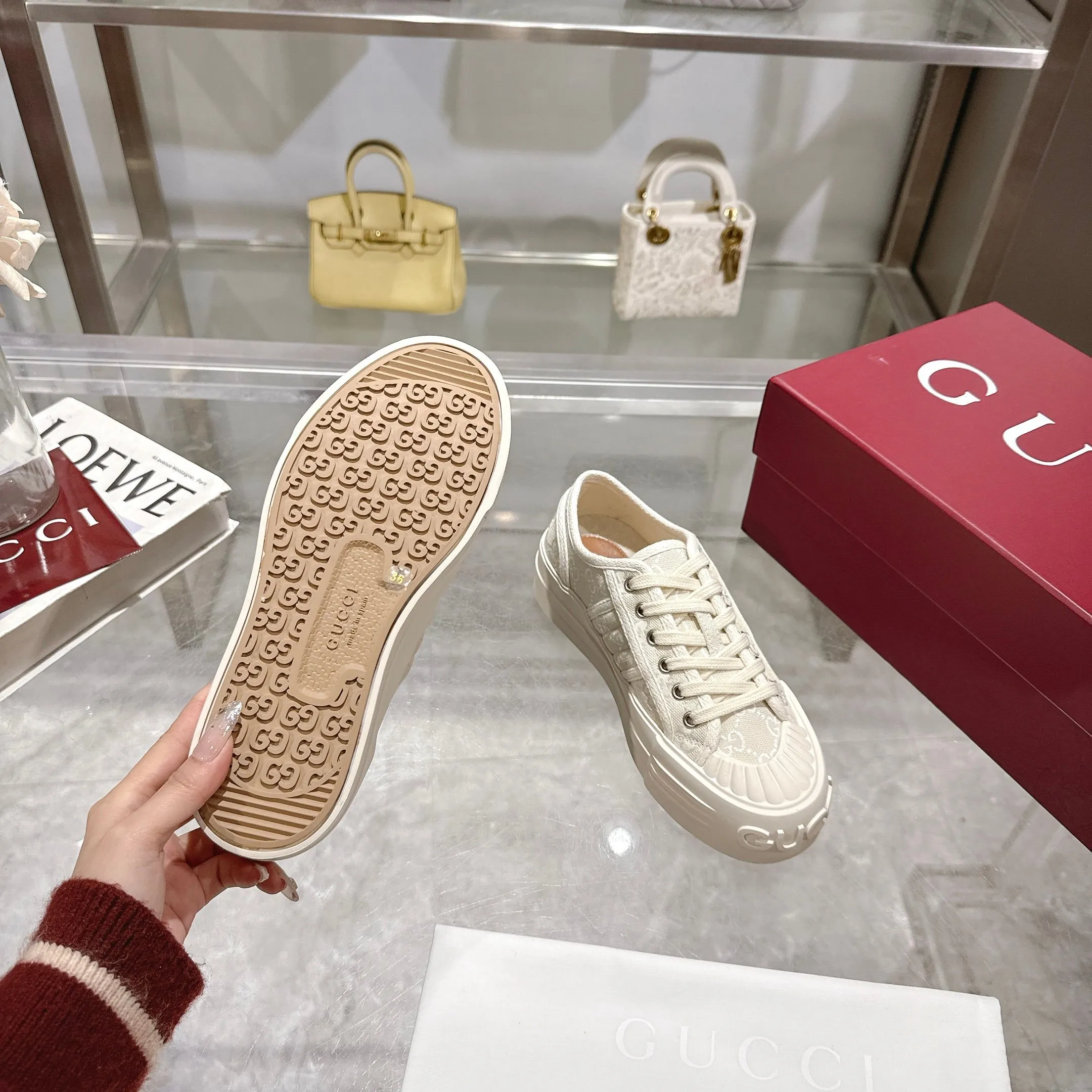 👟👟Ex-factory price 480👟👟 Crafted with iconic GG canvas❤, it cleverly combines spot design and modern aesthetics💋. The bold and avant-garde gallery shape is paired with "Gucci printed embossed rubber sole🌹, creating a dazzling item with full personality👏 and comfortable to wear." The original 1:1 molded sole looks like Huawei's chrysanthemum LOGO at first glance. 👍It is not on the same level as the high-protruding fake soles on the market👏✔️Full set packaging, size 35-4,